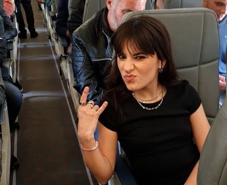 Alexandra Căpitănescu, primită cu aplauze și flori după revenirea de la Eurovision: „Suntem câștigătorii inimilor și cred că asta este mult mai important decât niște note”