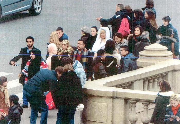 Cele trei au fost fotografiate la plimbare prin capitala Franței