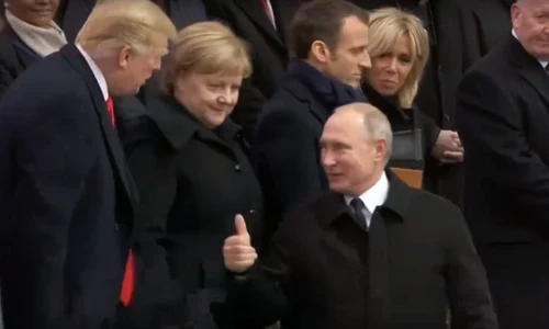 Donald Trump și Vladimir Putin au dat mâna înainte de ceremonia care a marcat a 100 a aniversare a Zilei Armistițiului / VIDEO jpeg