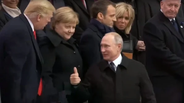 Donald Trump și Vladimir Putin au dat mâna înainte de ceremonia care a marcat a 100 a aniversare a Zilei Armistițiului / VIDEO jpeg