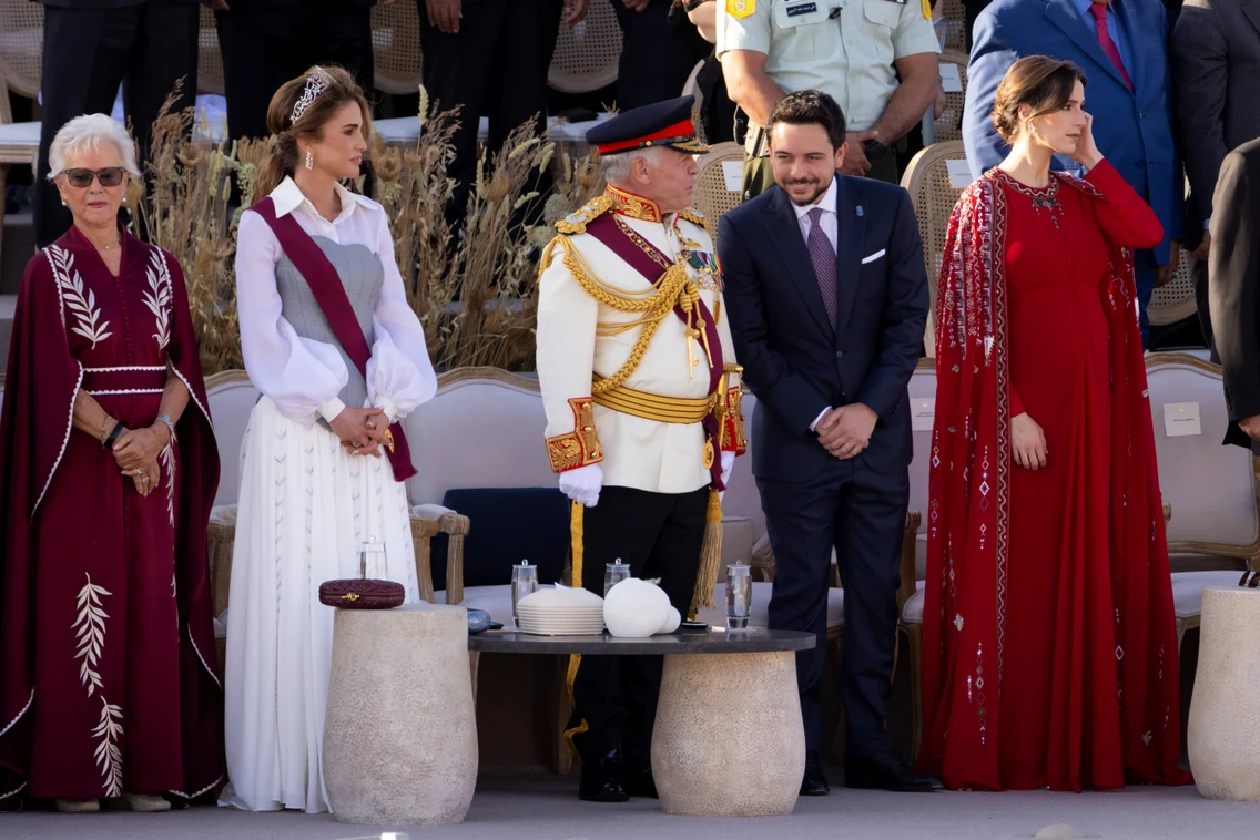 Muna, foto stânga, alături de Prințesa Rajwa, Prințul Hussein, Regina Rania și Regele Abdullah
