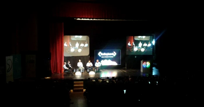 Pe scena Techsylvania: moderatorul Philip
Kandal (Telenav) şi reprezentanţii unor firme de IT din Cluj: Călin Văduva
(Fortech), Bogdan Herea (Pitech+Plus), Simon Obstbaum (Yopeso), Janos
Egly (Accenture) FOTO: F. P.