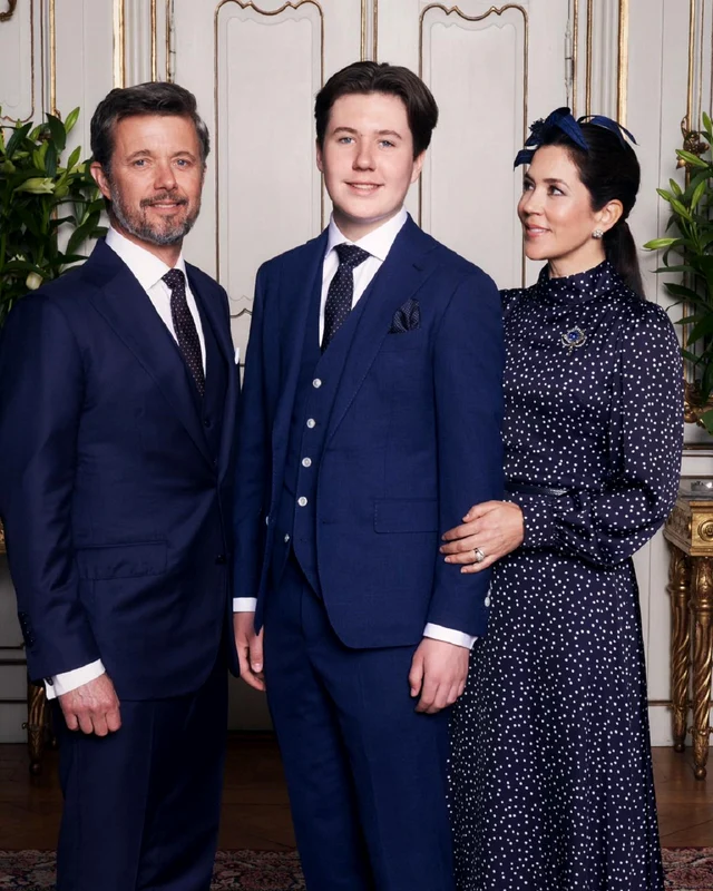 Prințul Christian al Danemarcei, între părinții săi, Frederik și Mary