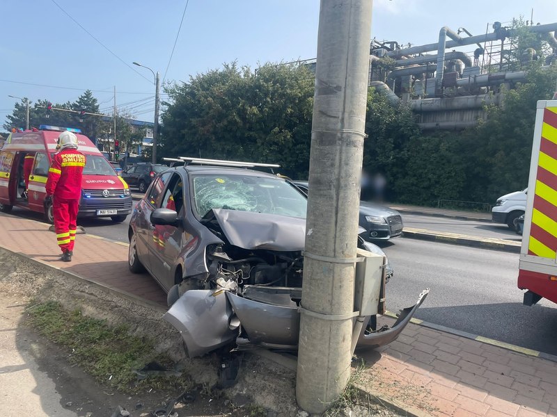Patru pietoni răniți pe trotuar. O șoferiță a intrat cu mașina în ei și s-a oprit într-un stâlp FOTO 