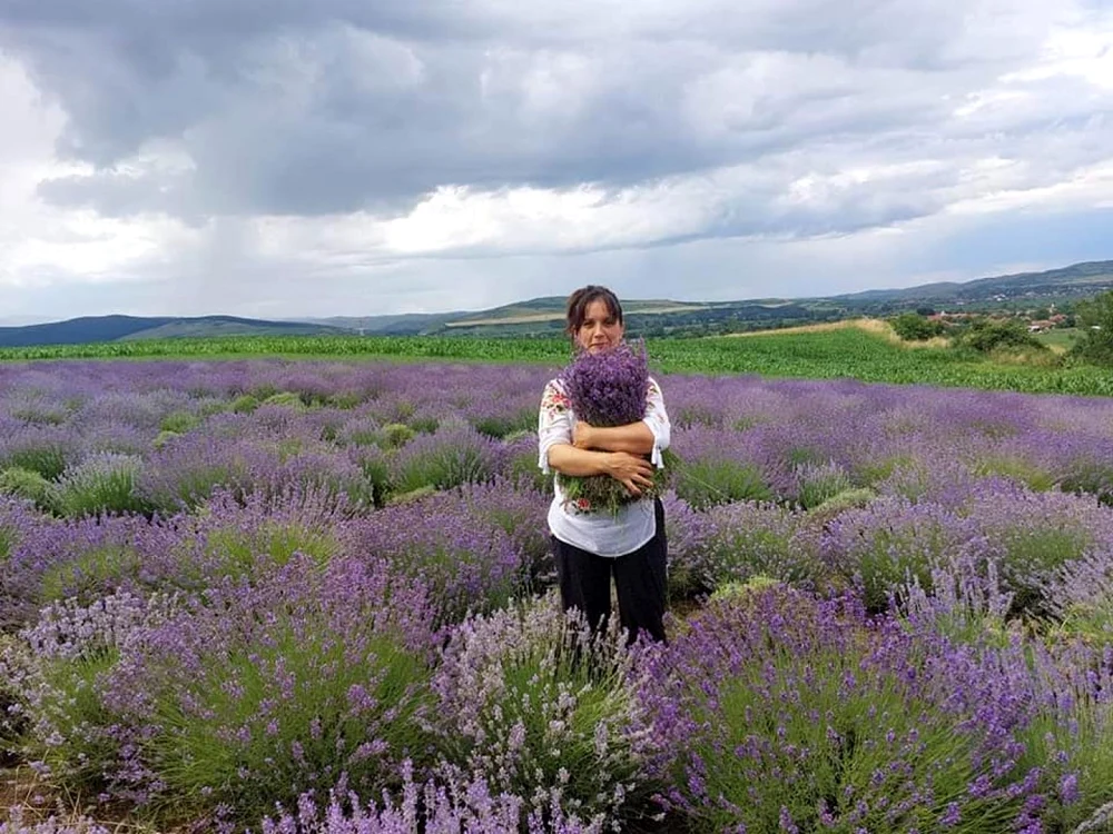 femeie lavanda alba