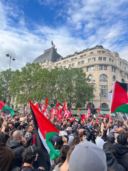 Un număr de aproape 10.000 de persoane au manifestat la Paris pentru a denunţa bombardamentele de la Rafah