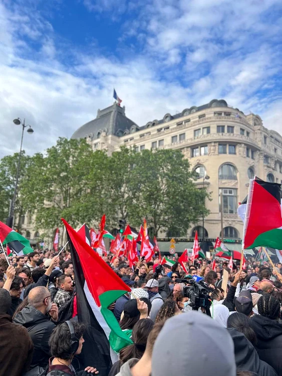 Manifestanți Paris FOTO: Facebook/EricCoquerelPG