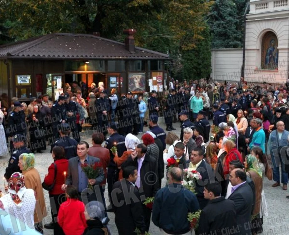 
    Zeci de mii de oameni asistă anual la slujbele de prăznuire a Cuvioasei Parascheva.  