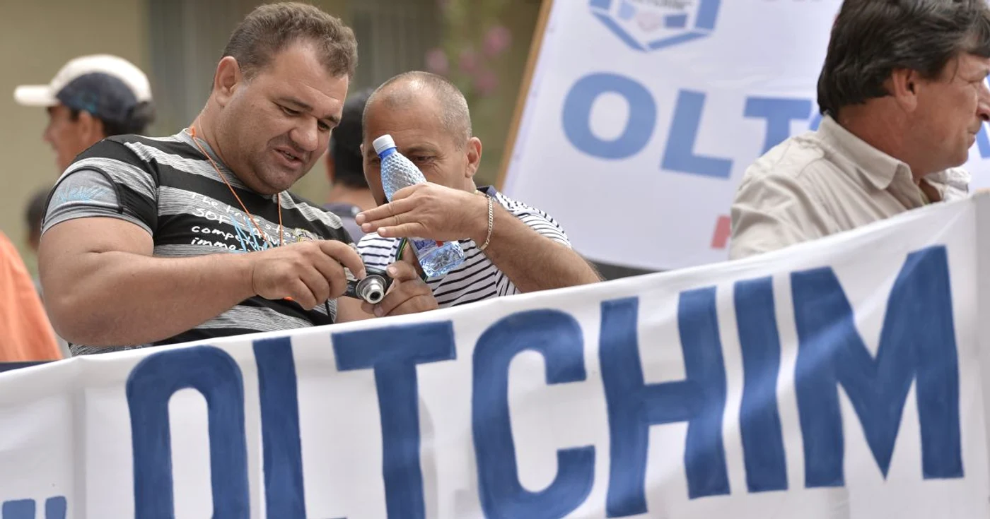 Angajaţii Oltchim ar putea relua protestele luni seară dacă liderii sindicali nu ajung la un acord cu ministrul Economiei, Daniel Chiţoiu    FOTO: Mediafax