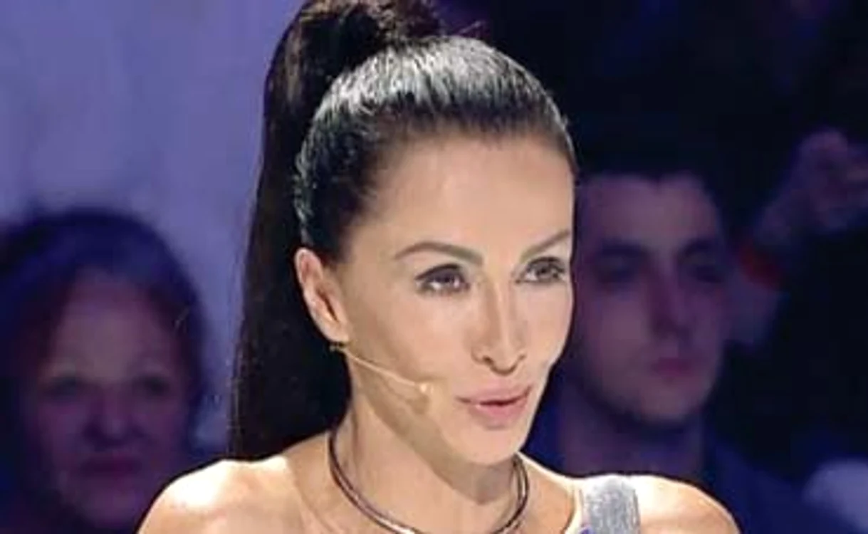 În anumite poziţii, când i se încordează muşchii, Mihaela Rădulescu pare un Van Damme feminin