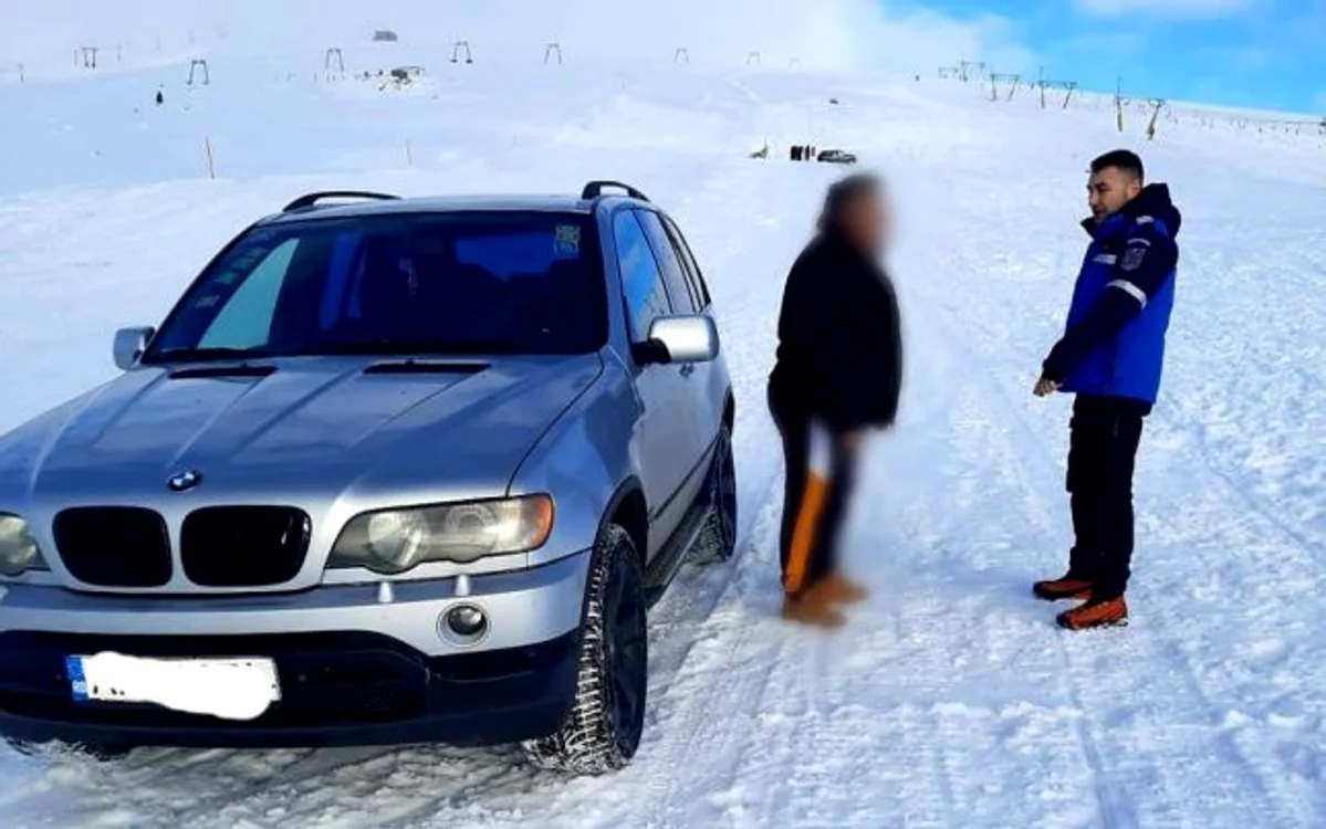 Doi bărbați au fost amendați pentru că au intrat cu mașinile pe pârtie. / Foto: Jandarmeria Română