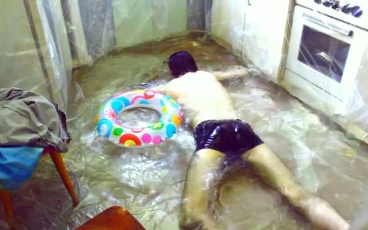 Pentru ca distracţia să fie completă, din piscină nu lipsesc colacele colorate sau o bere savurată în apa rece de la robinet. Captură
