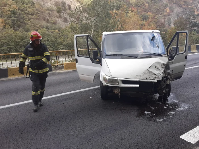 Accident pe Valea Oltului între Călimănești și Brezoi soldat cu doi răniți și blocarea traficului