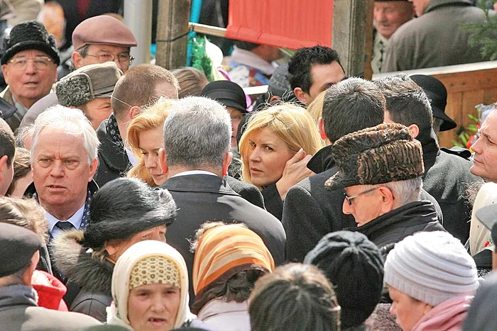 2012. Şi la înmormântarea soacrei lui Băsescu, Elena Udrea a fost alături de familia îndoliată