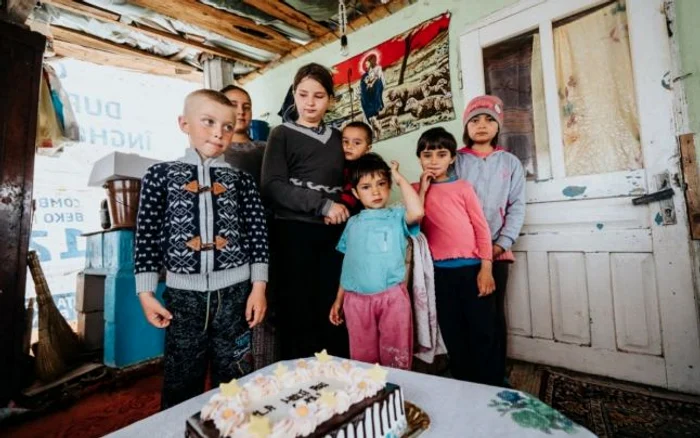 Gabriel Pădurariu( primul din stanga) si-a impartit tortul cu alti copii nevoiasi din sat FOTO Cătălin Onofrei