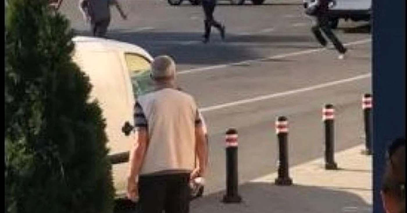Poliţiştii au fugit din calea tânărului care îi atacase cu un cuţit Foto: Adevărul