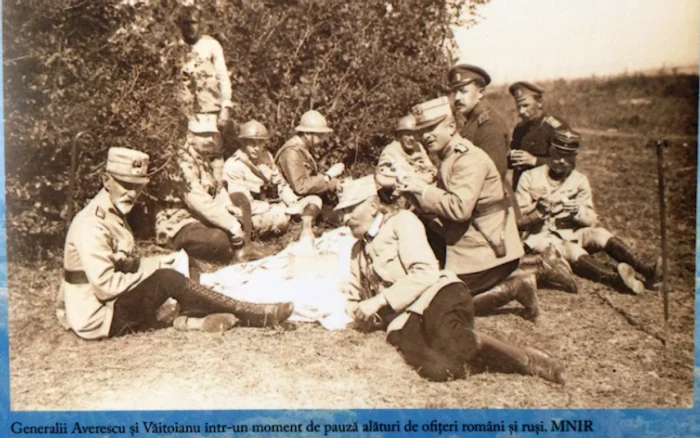 Generalul Averescu alături de ofițerii ruși într-o pauză FOTO Sânziana Ionescu/MNIR