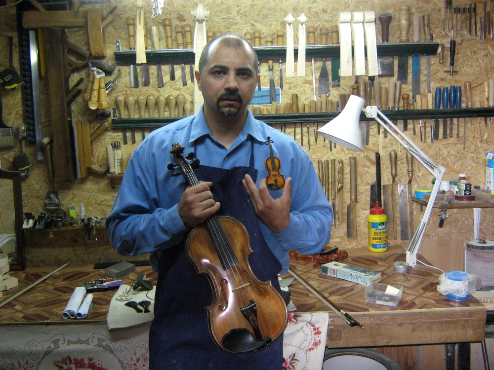 Csaba Kalas, în atelierul său unde dă formă instrumentelor muzicale