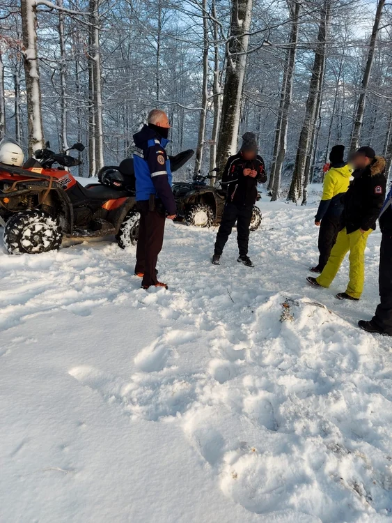 Oamenii prinși cu ATV-urile într-o zonă interzisă au fost amendați./ Foto: Jandarmeria Caraș-Severin