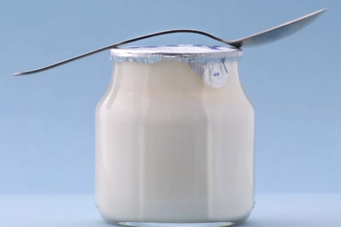 Alege întotdeauna iaurtul grecesc simplu în detrimentul celor cu căpșuni, fulgi de cereale sau cu arome de vanilie și ciocolată.www.clicksanatate.ro