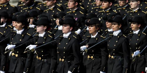 studenti la scoli militare la parada militara la paris de ziua franţei foto reuters