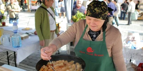 Mirosul ademenitor al sarmalelor se va simţi în toată Piaţa Sfatului