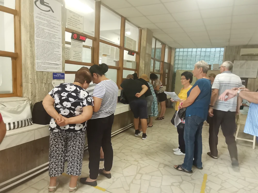 Pensionarii nemulțumiți la Casa de Pensii Olt / foto: Alina Mitran