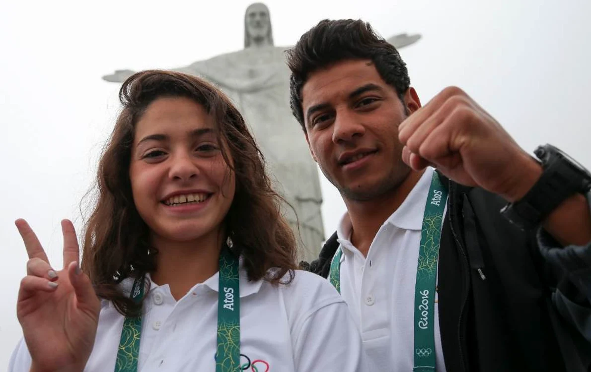 
    Înotătorii sirieni,Yusra Mardini şi Rami Anis, au vizitat celebra statuie a lui Isus de pe Muntele CorcovadoFOTO: Getty Images  