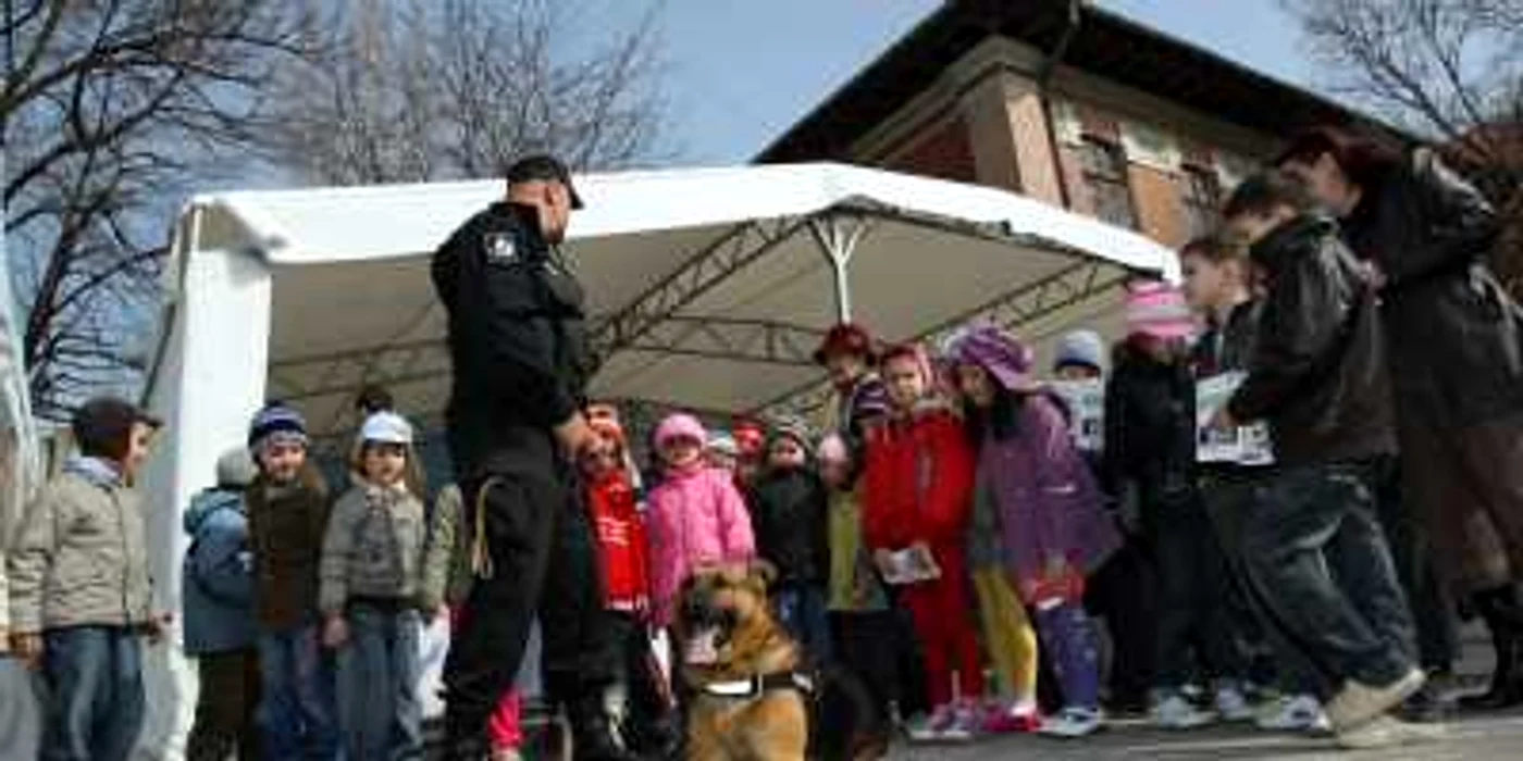 Copiii au fost încântaţi când au văzut tehnica de luptă Foto Bogdan Dimofte
