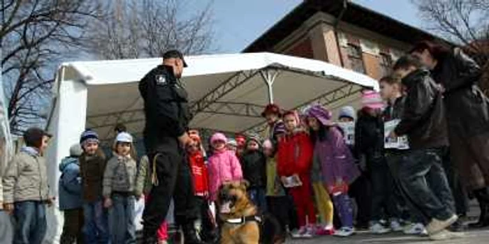 Copiii au fost încântaţi când au văzut tehnica de luptă Foto Bogdan Dimofte