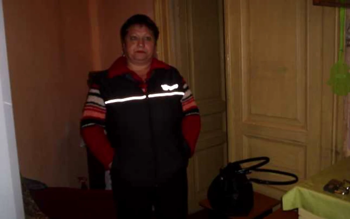 Lenuţa Damian se plânge că în casă este frig şi întuneric, clădirea fiind înaltă şi şubrezită 