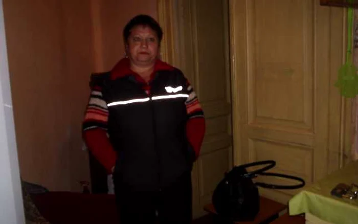 Lenuţa Damian se plânge că în casă este frig şi întuneric, clădirea fiind înaltă şi şubrezită 