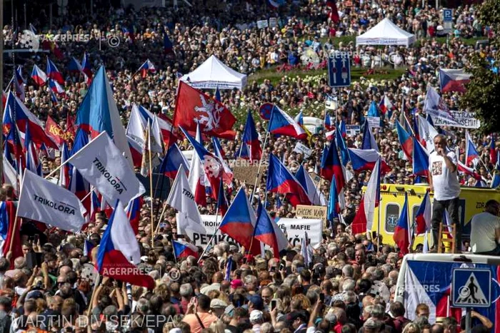 Manifestație anti-UE, anti-NATO și împotriva creșterii prețurilor, la Praga. Foto: Agerpres