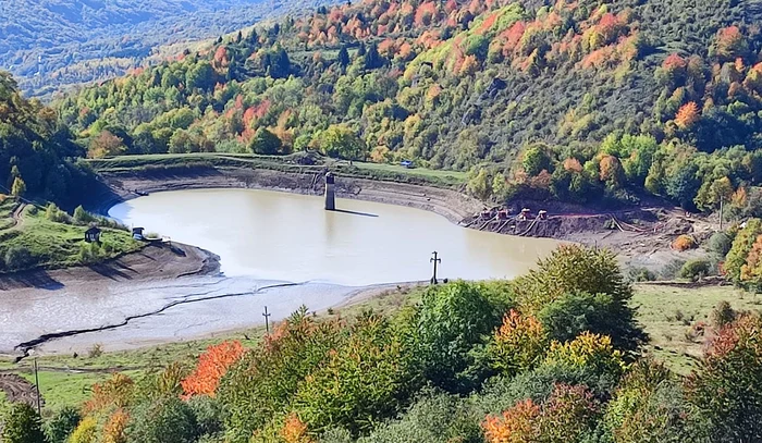 Tăul Mare după scăderea nivelului apei cu aproape cinci metri FOTO Ion Crișan