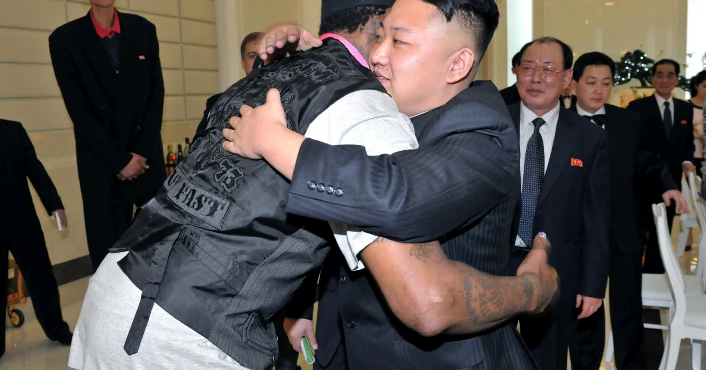 Momentul din Phenian când liderul nord-coreean, Kim Jong-un, îl îmbrăţişează pe fostul baschetbalist Dennis Rodman FOTO reuters