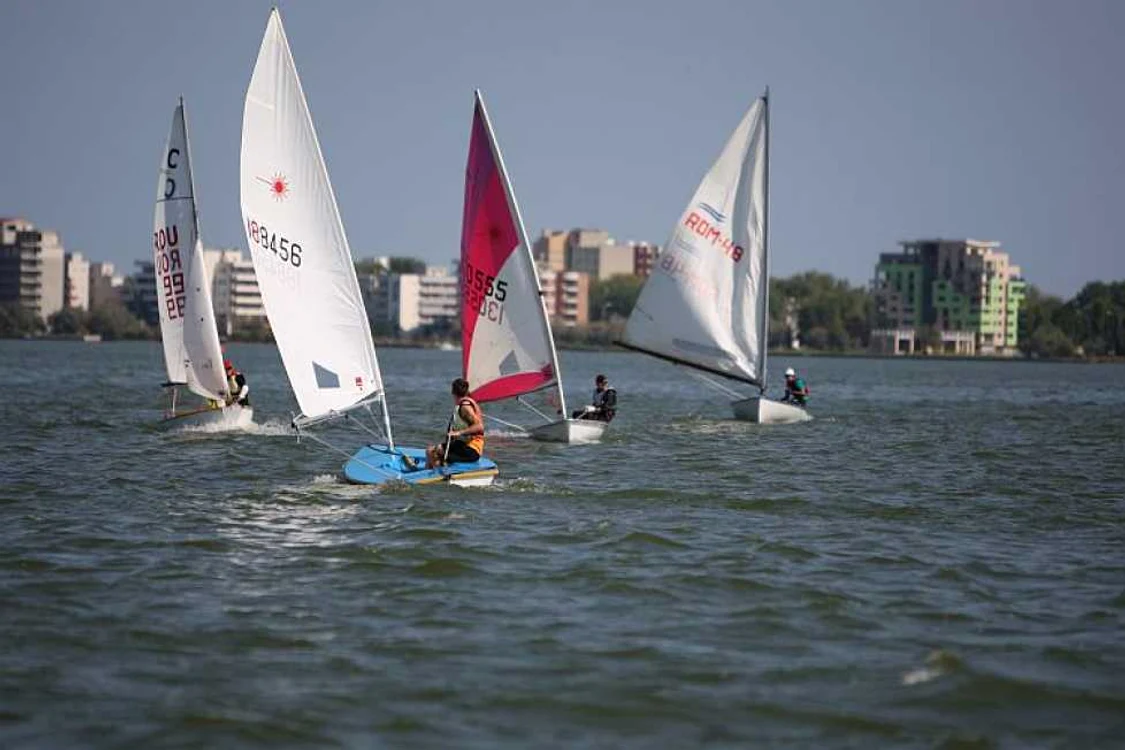 Velierul roz a fost atracţia concursului de yachting de pe lacul Siutghiol