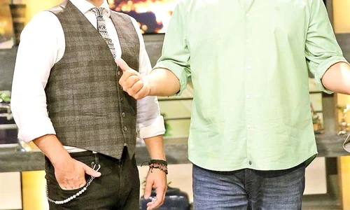NAŞ ŞI FIN  Octavian Strunilă şi Mihai Bobonete  sunt colegi la “Jocuri de celebritate” (PRO TV),  dar şi rude  Strunilă l a cununat  pe Bobiţă şi i a botezat şi copiii jpeg