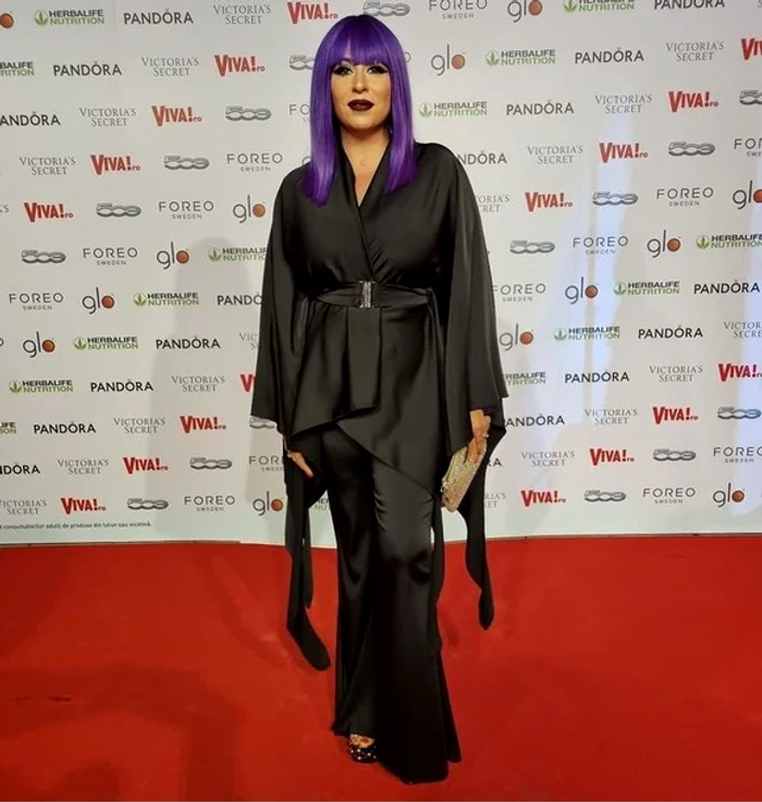 
    Oana Roman, cu perucă mov, la petrecerea Vivafoto: Instagram  