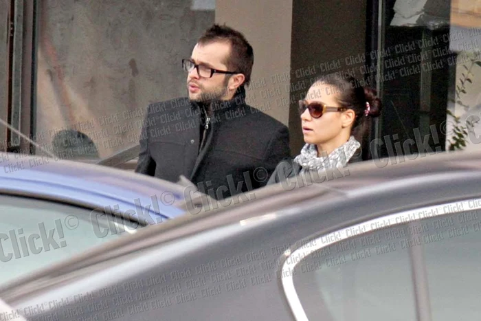 
    Andreea Moldovan şi  DJ Optik s-au sărutat în  parcare ca doi adolescenţi (Fotografii: blitz)  