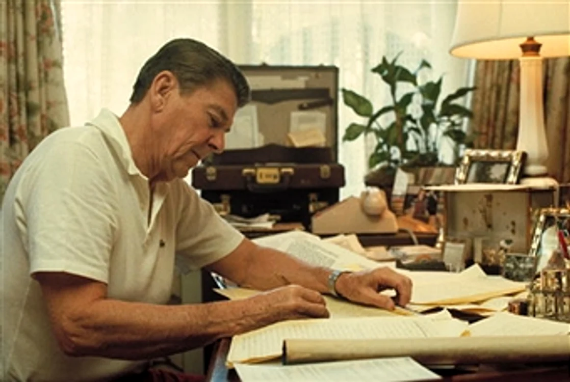Preşedintele reales,  Ronald Reagan îşi scrie discursul de inaugurare. 1 ianuarie 1981.