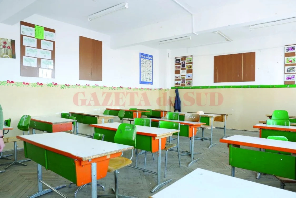 Aşa şi-au renovat copiii clasa, dar imaginea nu este pe placul administratoarei FOTO/ Lucian Anghel/ Gazeta de Sud