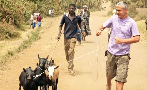 Daniel Ţecu, aici în Uganda, a participat ca voluntar în mai multe proiecte umanitare