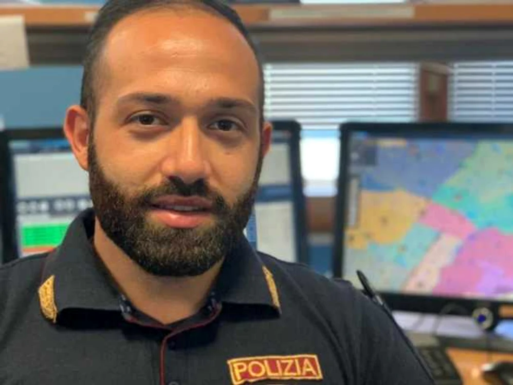 Agentul de poliţie Vicenzo Tripodi este cel care a realizat că femeia este în pericol, obţinând datele necesare pentru a ajunge la femeie FOTO: corriere.it