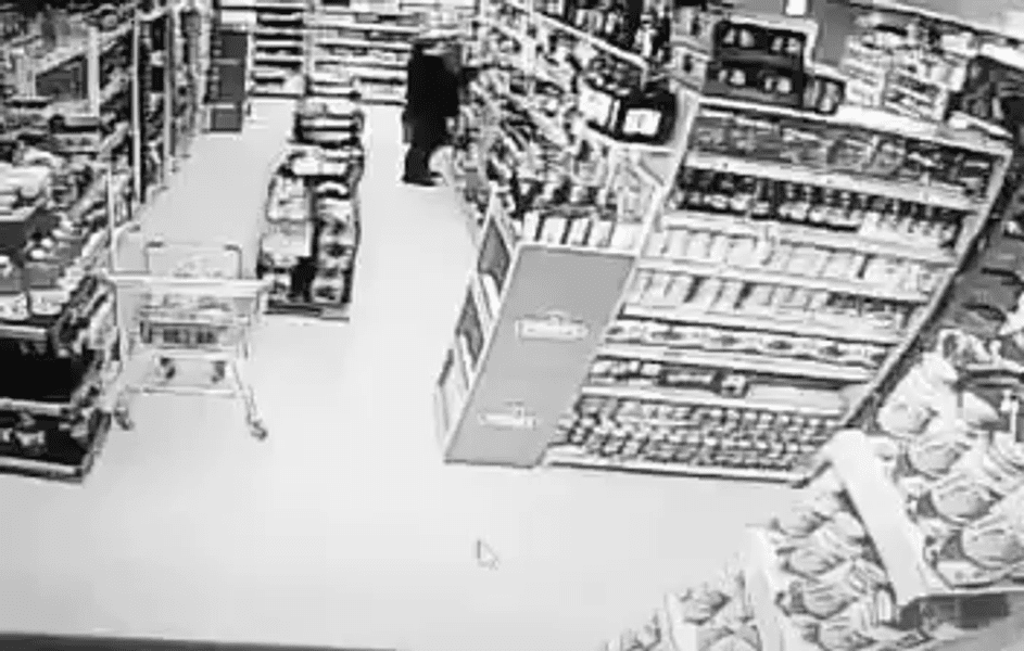 Femeie din Târgu Jiu, surprinsă de cutremur printre rafturile unui supermarket. „Nu mai stăm aici, ne ducem la țară" VIDEO