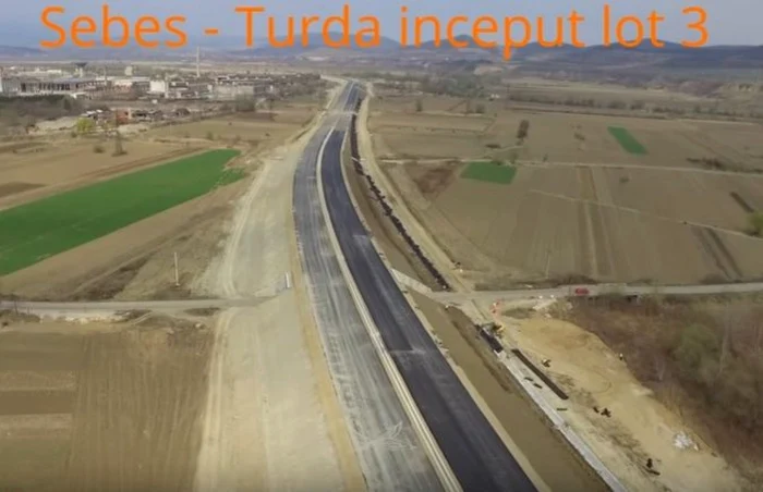 Autostrada are asfalt începând cu zona Aiud. Foto: captură video Asociaţia Proinfrastructură