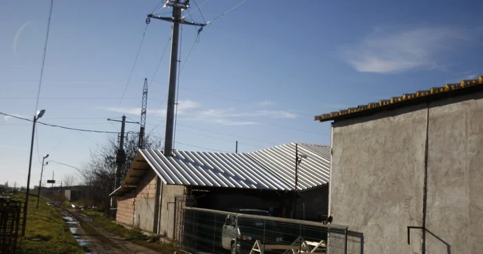 "Meseriaşii" de la Drufec au scos stâlpul prin acoperiş