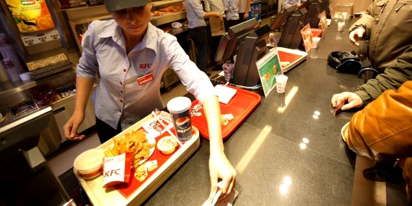 Se caută muncitori în fast-food-uri