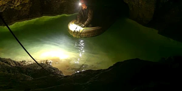 Lac subteran în peșterile din Munții Căpățânii Vâlcea Foto Boots on Roots Facebook