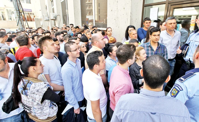 Tinerii au stat şi şapte ore la coadă pentru a-şi depune dosarul de înscriere