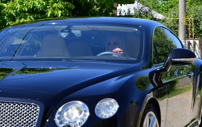 Cristina Pârvulescu a venit la nunta artistei la volanul unei maşini de fiţe